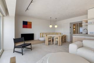 Op de Zeedijk van Knokke vinden we dit appartement te koop. Het appartement combineert een adembenemend frontaal zeezicht met een stijlvolle, hoogwaardige renovatie die tot in de kleinste details werd doorgevoerd.Met drie volwaardige slaapkamers en twee moderne badkamers biedt dit appartement alle comfort voor wie op zoek is naar een instapklare, exclusieve woonst aan zee. De royale gevelbreedte van meer dan 5,5 meter zorgt voor een ongeëvenaard ruimtegevoel en een panoramisch zicht dat elke dag opnieuw weet te verrassen.De ligging is werkelijk subliem: op wandelafstand van chique winkels, gezellige cafés, topgastronomie en culturele hotspots. Tegelijk geniet u van de rust en de klasse die zo typerend zijn voor dit deel van Knokke. Het strand ligt letterlijk voor de deur, en ook sport- en recreatiemogelijkheden zijn volop aanwezig in de nabije omgeving.Een privatieve kelder in de residentie zorgt voor extra bergruimte, en er is de mogelijkheid om een vlot toegankelijke autostaanplaats in de buurt aan te kopen.Indeling: - inkom met gastentoilet- leefruimte met open keuken- 3 slaapkamers, waarvan 2 volwaardig- 2 ingerichte badkamers- terrasIdeaal aanbod voor wie op zoek is naar een appartement te koop in Knokke. Wenst u meer informatie of een bezoek? Neem dan contact met onze vastgoedexpert Arne Vandierendonck via 0493 25 35 85 of arne.vandierendonck@dewaele.com