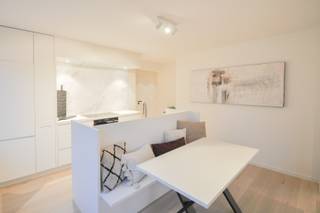Appartement d'angle entièrement rénové, situé à quelques pas de la mer et du centre commercial. Composition : hall d'entrée avec vestiaire et toilettes. Buanderie équipée pour l'installation d'une machine à laver et d'un sèche-linge. Espace de vie lumineux avec une cuisine ouverte entièrement équipée avec îlot, adjacente au coin repas et au salon. Chambre principale avec placards intégrés. Deuxième chambre équipée d'un lit superposé encastré. Salle de douche. Local à vélos commun.