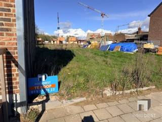 <p><span>Zelden komt er in Kortenaken een ontwikkelingskans op de markt die zó logisch klopt. </span></p><p><span>Aan een centrumlocatie (alles op wandelafstand) bieden we een projectgrond van 12,73 are aan met een voorgevellijn van ca. 15 meter: ideaal voor wie snel en doordacht een nieuwbouwproject wil realiseren met sterke afzetbaarheid én verhuurpotentieel.</span></p><p><span>Voor deze site was eerder een vergunning voorzien voor een ruime gelijkvloerse handels-/winkelruimte met daarboven 3 appartementen ( 1ste verdieping: 2 appartementen, 2de verdieping: 1 penthouse )<br />Achteraan zijn staanplaatsen en een fietsenberging voorzien – exact wat de hedendaagse koper/huurder verwacht. </span></p><p><span>De vergunning werd destijds niet uitgevoerd, maar het belangrijkste blijft: het project is opnieuw vergunbaar (onder voorbehoud van heraanvraag) en de invulling is perfect te hernemen of te optimaliseren.</span></p><p><span><br />Liever residentieel in plaats van retail? Ook dat is realistisch: conform de mogelijkheden binnen Ruimtelijke Ordening Kortenaken kan het gelijkvloers (in plaats van handelsruimte) ingevuld worden als een groot gelijkvloers appartement met tuin. Een indeling die vandaag bijzonder goed scoort bij kopers die gelijkvloers wonen willen combineren met buitenruimte.</span></p><p><span>Er is grondsondering aanwezig en bouwen kan met een vloerplaat. Dat betekent: geen nutteloze kelderruimte, minder complexiteit en vaak een efficiëntere koststructuur tijdens de realisatie. Kortom: slim ontwikkelen zonder ballast.</span></p><p><span>Dit is een goede investering of een goed project.<br />Kortenaken kent zeer weinig aanbod van kwalitatieve nieuwbouwappartementen. De vraag komt bovendien sterk uit de eigen regio: lokale bewoners die willen “downsizen” van een landelijke woning naar een comfortabel appartement in het centrum – met lift en terras en parking. </span></p><p><span> </span></p><p><span>Interessant voor investeerders en projectontwikkelaars die mikken op een vlotte verkoop, sterke eindgebruikersvraag of een stabiel verhuurprofiel.</span></p><p><span>Interesse in het dossier en de mogelijkheden? Neem contact op met Immo Diest voor plannen, toelichting en de vergunningscontext. </span></p><p><span>Als beroepsverkoper koop je aan 4% registratierechten.</span></p><h3><span>Neem contact op met </span><span>Immo Diest</span><span> voor het </span><span>vergunningsdossier, plannen en verdere toelichting</span><span>.</span></h3><p><span><span>info@immodiest.be</span></span><span> - jan.vanonckelen@immodiest.be</span></p><p><span>013 31 25 22 - 0498 52 64 52</span></p><p><span> </span></p>