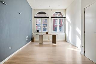 <p>Welkom op ’t eilandje, dé place to be in Antwerpen! Dit eigendom is gelegen in een uiterst gegeerde buurt, waar maritieme charme en een levendige sfeer perfect hand in hand gaan. Van het MAS en de dokken tot trendy terrasjes en restaurants, hier beleef je de bruisende stadsdynamiek op een ander level.</p>
<p>Achter deze authentieke, eclectische gevel schuilen er maar liefst 4 moderne appartementen. Elk voorzien van een lichtrijke leefruimte, een hedendaagse keuken die werd geïnstalleerd met het oog op optimaal comfort, 1 slaapkamer en tot slot nog een badkamer welke werd voorzien van een douche, handdoekradiator, lavabo in meubel en toilet. Bovendien beschikt het gelijkvloers appartement nog over de extra luxe van een aparte dressing.</p>
<p>Last but not least geniet het gebouw van een uitstekend EPC-label, wat bijdraagt aan een duurzame, toekomstgerichte meerwaarde.</p>
<p>Kortom, een unieke opportuniteit op een toplocatie, ideaal voor wie op zoek is naar een investering (niet vergund) in het Antwerpse.</p>
<p><strong>Momenteel verhuurd</strong> voor € 3.666,70/maand wat zorgt voor € 44.000,00 op jaarbasis. Dit resulteert in een <strong>rendement van 4,50 %.</strong></p>
<p><strong>Technische gegevens: Kelder aanwezig</strong> (elke unit heeft een aparte berging). <strong>Aparte meters &amp; bus nummers!</strong> <strong> </strong>Centrale verwarming op gas via een condenserende ketel, driedubbele beglazing in PVC, geïsoleerd dak.</p>
<p><strong>Stedenbouwkundige inlichtingen en bodemattest in aanvraag. Asbestveilig. Bevindt zich niet in een risicozone voor overstromingen (P- en G-score B). Renovatieverplichting niet van toepassing.</strong></p>