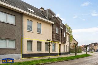 Het appartementsgebouw bevindt zich op wandelafstand van het centrum.<br />Haar strategische ligging resulteert dan ook in een mooie mobiscore van 8.1/10.<br /><br />Het appartement zelf is gelegen op het gelijkvloers. <br />Via de inkomhal met apart toilet komt u achteraan terecht in de woonkamer met de open ingerichte keuken met toestellen.<br />Aanpalend bevindt zich een bergruimte met o.a. aansluiting wasmachine &amp; droogkast.<br />De volledig omheinde aangelegde tuin met terras is naar het oosten gericht.<br />De ingerichte badkamer heeft een inloopdouche, dubbel lavabomeubel en sierradiator.<br />De twee slaapkamers zijn aan de straatkant gelegen.<br /><br />De ondergrondse autostaanplaats en de berging zijn mee in de prijs begrepen.<br />Er wordt verwarmd op gas, de elektriciteit is conform en er zijn overal rolluiken. <br /><br />De maandelijkse provisie bedraagt € 101 voor o.a. het onderhoud !inclusief het poetsen van de gang! en de elektriciteit van de gemeenschappelijke delen, de blokpolis en de syndicus.<br />Het verbruik van de nutsvoorzieningen is individueel.<br /><br />Neemt u gerust per mail contact op met ons kantoor om een plaatsbezoek in te plannen!