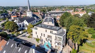 <strong>Green Square</strong> presenteert u 35 nieuwbouwappartementen en een winkelpand, letterlijk ónder de kerktoren van Sleidinge.<br /><br />Zeer comfortabel wonen: diverse winkels, scholen, horeca en openbaar vervoer (trein & bus) op wandelafstand. Bovendien wordt rond het project een leuke en rustgevende <strong>groenzone</strong> gecreëerd.<br />De parkeergelegenheden bevinden zich ondergronds.<br /><br />Het ontwerp voorziet in slim ingerichte appartementen met bijzondere aandacht voor energiezuinig en comfortabel wonen door onder andere de aanwezigheid van vloerverwarming in combinatie met een warmtepomp.<br /><br />Alle appartementen zijn voorzien van aangename terrassen, volledig ingerichte keuken en badkamer, leefruimte met semi-massief parket, …<br /><br /><strong>Actueel aanbod: nog 6 appartementen met 2 of 3 slaapkamers én 1 handelspand beschikbaar.</strong> De <strong>oplevering is weldra</strong> voorzien — ideaal voor wie snel wil verhuizen of verhuren.<br /><strong>6% BTW mogelijk</strong> indien u aan de voorwaarden voldoet (meer info op kantoor).<br />De gebruikte foto's zijn algemene sfeerbeelden van het project. <br /><br /><em>Indeling van het handelspand:<br />Casco handelspand met een oppervlakte van 128 m², privé terras van 59 m².</em><br /><br />Maak snel een afspraak om samen met onze projectverantwoordelijke om ter plaatse een bezoek te plannen!<br />Bel naar 0498 50 50 94 of mail naar verkoop@vastgoeddevos.be.