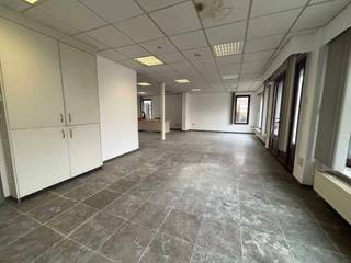 Te huur: commercieel pand met ruime duplex op een uitstekende locatie aan de Sint-Annastraat 114, ideaal om wonen en werken te combineren...