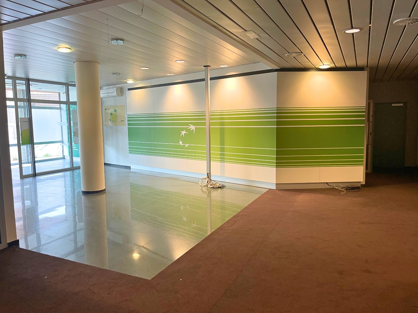 Handelsgelijkvloers 433m² met 3 parkings en kelder op commerciële topligging - foto 5