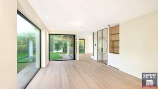 Villa exclusive avec beau jardin et terrasse couverte, à quelques pas du Magere Schorre. <br /><br />Composition: hall d'entrée avec vestiaire et toilette. Salon spacieux et lumineux avec feu au gaz. Salle à manger. Fantastique cuisine avec coin repas et accès à la terrasse couverte et au magnifique jardin. Au premier étage, nous trouvons la spacieuse chambre principale avec dressing et salle de bain. Puis 3 chambres plus spacieuses, chacune avec sa propre salle de bain. Garage et chambre froide. Stationnement extérieur pour plusieurs voitures. <br /><br />Plus d'informations disponibles dans nos bureaux.