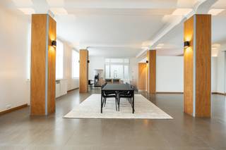 <div><strong>Hoogwaardig afgewerkt gemeubeld appartement</strong> op absolute toplocatie vlakbij het Centraal Station. <br /><br />Bijzonder opvallend is het enorm ruimtelijk gevoel. De eetgelegenheid, badend in het daglicht, en de luxeuze open keuken lopen naadloos over in de zitgelegenheid met een fantastische gevelbreedte. <br /><br /><strong>Verder is de hoofdslaapkamer voorzien van een dressing</strong>, slaapgedeelte en een luxueuze badkamer met dubbele wastafel, douche en vrijstaand ligbad. Voorts is er een <strong>tweede slaapkamer of bureauruimte met extra douchekamer. <br /><br /></strong><strong>Parking bij te huren </strong><br /><br />Het betreft een exclusief en volledig gemeubeld appartement op een uiterst centrale locatie. <br /><br /></div>