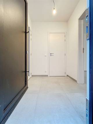 <p><span>Instapklare woning met 158.60m² bewoonbaar oppervlakte- zeer energiezuinige woning!</span></p><p><span> </span></p><p><span>Indeling gelijkvloers: </span></p><p><span>Inkomhal met gastentoilet, berging/technische ruimte (3.97m2), leefruimte met open keuken met ingebouwde toestellen (38.98m2), extra berging onder de trap.</span></p><p><span> </span></p><p><span>Eerste verdieping:</span></p><p><span>Nachthal, slaapkamer één (13.03m2), slaapkamer twee (13.03m2), doorloop- dressing, moderne badkamer met douche, dubbele lavabo en toilet (7.1m2)</span></p><p><span> </span></p><p><span>Tweede verdieping:</span><span> </span></p><p><span>Derde slaapkamer/polyvalente ruimte en aanpalend zolderruimte. </span></p><p><span> </span></p><p><span>Buitenruimte:</span></p><p><span>Vooraan is er een private staanplaats voorzien, afgesloten fietsenberging (6.13m²) en zuidgerichte tuin met terras!</span></p><p><span> </span></p><p><span>Troeven van deze woning:</span></p><p><span>-zonnepanelen (tot 4000kwh/jaar)</span></p><p><span>-warmtepomp en vloerverwarming op gelijkvloers en 1ste verdieping</span></p><p><span>-regenput (5200L)</span></p><p><span>-rustige ligging in een aangename omgeving</span></p><p><span> </span></p><p><span> </span></p><p><span> </span></p><p><span> </span></p><p><span> </span></p>