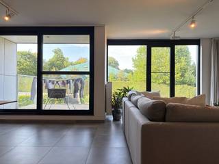 Aan de Brusselsesteenweg te Leuven, op de vierde verdieping van Residentie Markant en vlakbij UZ Gasthuisberg, bevindt zich dit instapklare appartement met twee slaapkamers.<br /><br />U betreedt het appartement via de inkomhal, die toegang geeft tot alle vertrekken. Aan de rechterkant bevinden zich de twee slaapkamers, waarvan één over een ruime dressingkast beschikt, en vindt u er ook het aparte gastentoilet en de badkamer.<br />Via de nachthal bereikt u de leefruimte, samen met de volledig open en ingerichte keuken. Aansluitend bij de leefruimte hebt u toegang tot het overdekte terras. Verder beschikt het appartement over een aparte berging met aansluiting voor wasmachine en droogkast.<br /><br />Het appartement beschikt bovendien over een <strong>private autostaanplaats</strong> met aansluitende berging en over een gemeenschappelijke fietsenberging.<br /><br />In het appartement zijn overal reeds <strong>lichtarmaturen, gordijnen en vliegenramen</strong> voorzien.<br />De huurprijs bedraagt € 1350 per maand, met een maandelijkse provisie van € 75 voor de gemeenschappelijke delen. De nutsvoorzieningen zijn ten laste van de huurder. Het appartement is beschikbaar vanaf 07/10/2026.<br /><br />Interesse in een bezichtiging? Plan snel een afspraak op https://immojanstas.be/nl/huren via onze online agenda, de snelste en efficiëntste manier om een bezichtiging in te plannen! Voor vragen zijn wij beschikbaar op het nummer 016 23 90 81, elke weekdag van 10u tot 13u.