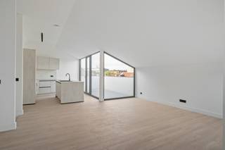 <span>Authentiek industrieel wonen in Antwerpen</span><br /><br /><span>In de voormalige Whitbread-fabriek vind je dit smaakvol ingerichte appartement van ca. 108 m² op de tweede verdieping, met twee slaapkamers en een zonnig terras van ca. 7,5 m². De site werd grondig gerenoveerd met respect voor de oorspronkelijke architectuur, waardoor de charme van het industriële verleden en het comfort van hedendaags wonen samenkomen.</span><br /><br /><span>Indeling:</span><br /><span>- Open leefruimte van bijna 13,5 m lang met doorlopende raampartij, zithoek en aparte werkhoek</span><br /><span>- Volledig ingerichte open keuken met lang kookeiland</span><br /><span>- Privéterrassen van ca. 17 m²</span><br /><span>- Ruime hoofdslaapkamer (ca. 12 m²) en tweede slaapkamer</span><br /><span>- Badkamer met inloopdouche, dubbele wastafel en apart toilet</span><br /><span>- Bergplaats met aansluiting voor wasmachine en droogkast</span><br /><br /><span>Troeven: veel lichtinval, zichtbeton, goed geïsoleerd en centraal gelegen in Antwerpen.</span><br /><span>(2060)</span>
