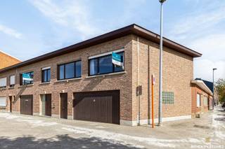 Deze uitzonderlijk ruime ééngezinswoning met aparte praktijkruimte, prachtige tuin en ruime garage is gelegen aan een zeer gezellig pleintje op...