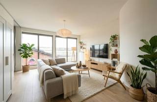 In de levendige wijk Het Eilandje, pal tegenover het iconische Red Star Line-museum, vind je dit prachtige appartement in Residentie Liberty. Een creatie van AWG Architecten, waar tijdloze architectuur en modern wooncomfort naadloos samenvloeien.Dit recent gebouw uit 2018 huisvest een energiezuinig appartement (EPC-label A) op de tweede verdieping, met een oppervlakte van 94 m². De grote raampartijen zorgen voor een overvloed aan natuurlijk licht, terwijl de indeling optimaal benut wordt. De ruime leefruimte sluit aan op een moderne open keuken, volledig uitgerust en ontworpen voor hedendaags gemak. In de aparte berging is er plaats voor wasmachine en droogkast, en de badkamer is uitgerust met een ruime inloopdouche en dubbel lavabomeubel.Met twee comfortabele slaapkamers en een zuidgericht terras van 13m² biedt deze woonst een perfecte balans tussen stadse dynamiek en rust. Parkeren is bovendien geen probleem: er is een ondergrondse staanplaats beschikbaar voor aankoop (€40.000).