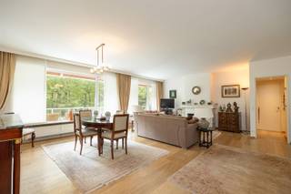 <p><span>BERCHEM - Fruithoflaan</span><span> : Appartement agréable avec 2 chambres, 2 terrasses et garage. </span></p><p><span> </span></p><p><span>DESCRIPTION :</span></p><p><span> </span></p><p><span>Cet appartement confortable est situé dans un immeuble bien entretenu sur la Fruithoflaan, à proximité de tous les commerces, des transports en commun et des axes routiers. </span></p><p><span>Il est situé au deuxième étage, dispose de deux terrasses et est accessible par ascenseur.</span></p><p><span> </span></p><p><span>Salon et salle à manger ouverts et lumineux avec une terrasse ensoleillée sur toute la largeur de l'appartement. </span></p><p><span>Cuisine séparée équipée de placards et de tous les appareils nécessaires. </span></p><p><span> </span></p><p><span>À l'arrière de l'appartement se trouvent 2 chambres. </span></p><p><span>L'une à l'avant du bâtiment et la seconde à l'arrière. </span></p><p><span>La seconde chambre donne accès à la terrasse confortable à l'arrière. </span></p><p><span>Toilette séparée avec lavabo.</span></p><p><span>Salle de bains équipée d'un meuble lavabo, d'une douche et d'un sèche-serviettes. Raccordement pour lave-linge et sèche-linge.</span></p><p><span> </span></p><p><span>Cave privée.</span></p><p><span>Garage obligatoire à 20.000 €.</span></p><p><span> </span></p><p><span>PARTICULARITÉS :</span></p><p><span> </span></p><p><span>- Immeuble bien entretenu, très bien situé à proximité des écoles, des parcs, des commerces et des axes routiers</span></p><p><span>- Deux terrasses avec vue sur la verdure</span></p><p><span>-Score PEB- B</span></p><p><span>- Surface utile : 108 m² (selon PEB)</span></p><p><span>- Charges mensuelles ca 220 €</span></p>