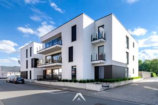 <p>In de eigentijdse en kleinschalige Residentie Carpe Diem wordt dit <strong>ruime gelijkvloerse appartement van 152 m²</strong> aangeboden. Het appartement combineert comfort, functionaliteit en kwaliteit met een doordachte indeling die afgestemd is op hedendaags wonen.</p>
<p>Via de inkomhal met vestiaire- en gastentoilet bereikt u de lichtrijke en ruime leefruimte, die naadloos aansluit op het terras. De voorziene keukenruimte sluit logisch aan op de leefruimte en beschikt over een aansluitende berging, ideaal voor het inrichten van een bijkeuken.</p>
<p>Aan de rustige achterzijde bevinden zich 3 volwaardige slaapkamers en een badkamer met ligbad, inloopdouche en dubbele lavabo.<br />De afwerking is kwalitatief en tijdloos, en biedt <strong>ruimte voor een persoonlijke invulling qua inrichting en afwerking.</strong></p>
<h4>Indeling en troeven:</h4>
<p>✅ 152 m² oppervlakte op het gelijkvloers (volgens uitvoeringsplan architect)<br />✅ <strong>Lichtrijke leefruimte met directe toegang tot het terras</strong><br />✅ Keukenruimte met <strong>aparte keukenberging of mogelijkheid tot bijkeuken</strong><br />✅ <strong>3 volwaardige slaapkamers</strong><br />✅<strong> Badkamer met ligbad, inloopdouche en dubbele lavabo</strong><br />✅ 2 aparte toiletten (gastentoilet en nachthal)<br />✅ Praktische, <strong>aparte wasplaats/technische berging</strong><br />✅ <strong>Ruim privéterras</strong><br />✅<strong> Kelderberging van inbegrepen</strong></p>
<h4>Comfort en energie:</h4>
<p>✅ Energiezuinige constructie met ventilatiesysteem<br />✅ Centrale verwarming op gas<br />✅ Dubbele beglazing en goede isolatie<br />✅ Mogelijkheid tot aankoop van een garage of autostaanplaats</p>
<p>Dit appartement biedt u een <strong>kwalitatieve woonoplossing met ruimte voor eigen keuzes</strong>, in een rustige, doch vlot bereikbare omgeving.</p>
<p>Interesse of graag een bezoek ter plaatse? Neem gerust contact met ons op.</p>
<p><em>Prijs excl. btw en kosten. Oppervlaktes zijn bruto op basis van het uitvoeringsplan van de architect.</em></p>
<p><em>Sommige beelden werden aangeduid als visualisatie en zijn AI-gerenderde afbeeldingen die louter dienen ter illustratie van een mogelijke inrichting.</em></p>