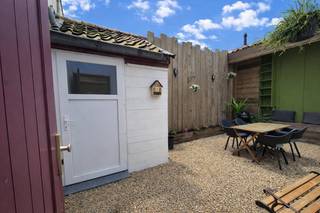 Charmante HALFOPEN STADSWONING met twee slaapkamers en TUINTJE, centraal en rustig gelegen nabij de Brugse Vesten. Indeling: inkom met...