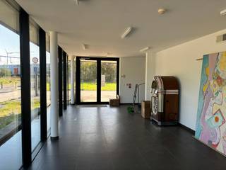 Ben je op zoek naar een inspirerende werkplek voor jouw bedrijf? Deze moderne kantoorruimte biedt alles wat je nodig hebt om jouw onderneming naar...