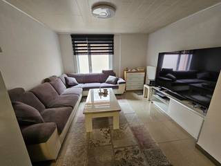 <strong>Appartement op het gelijkvloers nabij het centrum van Maasmechelen. </strong><br />Het appartement bestaat uit een leefruimte met open keuken, badkamer met douche, lavabo en toilet, 2 slaapkamers en overdekt terras.<br />Verwarming op aardgas.<br /><br />Er zijn geen gemeenschappelijke kosten.<br /><br />Parkeerplaats achter het gebouw.<br /><br />Beschikbaar vanaf 1 augustus 2026.<br /><br />Bij interesse kan u best uw telefoonnummer nalaten zodat wij u kunnen contacteren.<br />Alle kandidaat-huurders worden opgebeld in volgorde zoals de aanvragen binnenkomen.<br />Bedankt voor uw geduld.