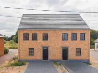 Voor verdere info of een vrijblijvende waardebepaling van uw eigendom: nessim@homixx.be of 03 653 11 96.<br /><br />In deze prachtige, energiezuinige nieuwbouwwoning geniet u van hedendaags wooncomfort, modern gebruik van ruimte en een hoogwaardige afwerking. Deze kwalitatieve halfopen bebouwing combineert een doordachte indeling met uitstekende energieprestaties, wat zich vertaalt in een gunstige EPC-score A. <br /><br />Bij het betreden van de woning komt u via de inkomhal met gastentoilet terecht in de lichtrijke, open leefruimte. De volledig geïnstalleerde open keuken sluit naadloos aan op de eet- en zithoek, waardoor er een aangenaam binnen-buitengevoel ontstaat met een direct uitzicht op de tuin, het terras en de prachtige weilanden. <br /><br />Op de eerste verdieping bevinden zich drie volwaardige slaapkamers en een stijlvolle badkamer voorzien van een comfortabele inloopdouche. Daarnaast beschikt de woning over een tweede apart toilet. Via een vaste trap heeft u toegang tot de volledig geïsoleerde zolder, die tal van mogelijkheden biedt voor extra opbergruimte of verdere inrichting.<br /><br />Buiten kan u in alle rust ontspannen in de tuin met een gezellig terras. Ook aan praktische parkeergelegenheid is gedacht, dankzij de aanwezige buitenparking voor de woning. <br /><br />Een ideale instapklare thuis voor wie op zoek is naar duurzaamheid, comfort en kwaliteit!
