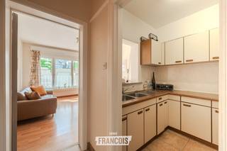 Dit gelijkvloers appartement is gelegen in de Herfstlaan 2 in Westende Bad, op een uitstekende locatie dicht bij het centrum en op korte afstand van winkels, horeca en de zee. Dankzij de praktische ligging geniet u hier van alle voordelen van het kustleven binnen handbereik.<br /><br />Het appartement beschikt over een aangename leefruimte, een functionele keuken en één volwaardige slaapkamer. De vernieuwde badkamer zorgt voor extra comfort en maakt het geheel meteen gebruiksklaar.<br /><br />Met een gunstig EPC zonder renovatieverplichting en een conforme elektrische keuring biedt deze eigendom een zorgeloze aankoop voor zowel eigen gebruik als investering.<br /><br />Een bijkomende troef is de mogelijkheid tot aankoop van een garage aan het gebouw voor €60.000. Bij deze garage hoort bovendien het genot van een gemeenschappelijke staanplaats, wat een bijzonder waardevolle meerwaarde is in Westende Bad.<br /><br />Dit appartement is ideaal als vaste woonplaats, tweede verblijf of investering aan de kust.<br /><br />Voor meer informatie of een bezoek kunt u contact opnemen met Inti op inti@immofrancois.be of 0499 74 89 74.<br /><br />