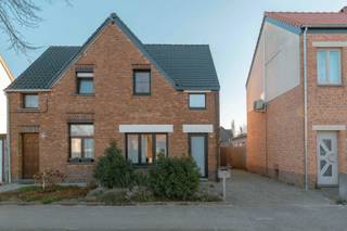 Instapklare halfopen bebouwing in gegeerde omgeving. <br /><br />Deze instapklare halfopen bebouwing met gedeelde oprit is gelegen in een rustige en gegeerde buurt, nabij een natuurgebied, buurtwinkels en scholen in de direct omgeving. <br /><br />De woning is niet onderhevig aan renovatieplicht, in 2025 werden zowel het dak als de ramen vernieuwd. <br /><br />Op het gelijkvloers bevinden zich de inkomhal, woonkamer, eetkamer, open keuken en badkamer. Achteraan is er een berging, die ook ingericht kant worden als thuiskantoor of multifunctionele ruimte en een groot overdekt terras. De oost gerichte tuin vormt een extra troef. <br /><br />Op de eerste verdieping bevinden zich twee slaapkamers en een zolder, bereikbaar via een uittrektrap, die dienst doet als bergruimte. <br /><br />Een instapklare woning op een ideale ligging, voor wie rustig wil wonen in een groene omgeving, met buurtwinkels en scholen in de omgeving.