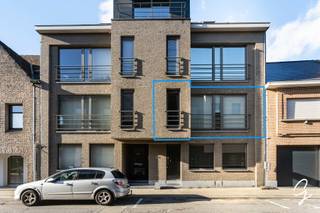 <p>Te koop in Lede: Dit volledig instapklare appartement is ideaal gelegen in het centrum van Lede, met winkels, horeca, scholen en openbaar vervoer allemaal op wandelafstand. De lichtrijke leefruimte zorgt voor een aangename en gezellige woonomgeving en biedt voldoende plaats voor een comfortabele zithoek en eetruimte. Daarnaast beschikt het appartement over twee slaapkamers en een groot terras waar u heerlijk kunt genieten van rust en buitenruimte. Als extra troef is er een ruime garage aanwezig, wat zorgt voor extra parkeergelegenheid en comfort. Kortom, een uitstekend gelegen appartement dat dankzij zijn ruimte, lichtinval, terras en garage zowel voor eigen bewoning als investering een mooie opportuniteit biedt.<br /><br />Graag een bezoek bel 0472 61 58 67 of mail els@cornelis-goeman.be</p>