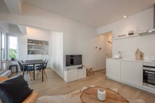 Res. Dageraad.<br />Appartement entièrement rénové dans une résidence rénovée, très bien située dans la Diksmuidestraat, à proximité de la Dumortierlaan. <br />Cet appartement, INCLUS un garage spacieux au rez-de-chaussée de la résidence, comprend un hall d'entrée avec des toilettes séparées.<br />Un séjour lumineux et une cuisine ouverte, qui bénéficient d'une très belle hauteur de plafond. L'appartement jouissant d'une belle vue sur Yzerparc. <br />2 chambres, dont 1 avec lit double et lit superposé. Douche et lavabo séparés. <br />Cave privée spacieuse. A découvrir absolument! <br />Ref. A718 
