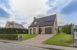 KIJKDAG ZATERDAG 10/10/26 VAN 10U tot 13U <br />RONSE - Instapklare open bebouwing met ruime tuin, garage en 3 slaapkamers<br /><br />Deze in 1996 gebouwde woning ligt nabij het centrum van Ronse. <br />Alle invalswegen richting Kluisbergen, Oudenaarde en Gent zijn snel te bereiken.<br />Ook winkels, openbaar vervoer, scholen, het ziekenhuis, sportfaciliteiten, ... liggen op een steenworp afstand.<br />De centrale ligging is hier zeker een troef!<br /><br />Het perceel heeft bovendien een mooie straatbreedte van 20 meter en een oppervlakte van bijna 8 are en geniet een gunstige zuidwestelijke terras- en tuinzone. <br /><br />Naar indeling toe bevindt zich op het gelijkvloers een inkomhal, een gastentoilet, een lichtrijke woonkamer, een geïnstalleerde keuken en een inpandige garage die vandaag als extra woonruimte gebruikt wordt.<br />Op de eerste verdieping bevinden zich de drie slaapkamers, een badkamer en een tweede toilet.<br />De ruime zolder biedt heel wat extra opbergruimte.<br /><br />Naar comfort toe beschikt dit pareltje over dubbele beglazing, conforme electrische installaties, centrale verwarming op aardgas, 12 zonnepanelen en thuisbatterij 5KW.<br /><br />Recentelijk werden nog heel wat investeringen gedaan: nieuwe badkamer en toilet, de trap en het gastentoilet werden herschilderd, plafond van de kinderkamers werd vernieuwd en er werd extra isolatie toegevoegd. De tuin werd voorzien van een nieuw tuinhuis.<br /><br />Ben je op zoek naar een gezellige, lichtrijke, werkelijk instapklare woning met leuke tuinzone? Aarzel niet en boek snel je bezoek: 053/60.65.60.