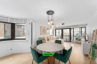 Op de tweede verdieping bevindt zich dit prachtig totaal gerenoveerde appartement met een bewoonbare oppervlakte van 85 m². Dankzij de uiterst centrale ligging woont u hier op wandelafstand van winkels, het centrum en het strand, wat deze eigendom bijzonder aantrekkelijk maakt als vaste woonst, tweede verblijf of investering.<br /><br />Het appartement verwelkomt u in een ruime inkomhal die toegang biedt tot de lichtrijke leefruimte met aanpalende open keuken. De moderne keuken is volledig uitgerust met alle nodige toestellen en hedendaags comfort. Aansluitend bevindt zich een praktische berging met aansluiting voor wasmachine en droogkast.<br /><br />Verder beschikt het appartement over twee ruime en volwaardige slaapkamers. De stijlvolle badkamer is voorzien van een dubbele lavabo en een inloopdouche. Daarnaast is er een apart gastentoilet aanwezig.<br /><br />De recente totaalrenovatie garandeert een hoogwaardige afwerking en hedendaags wooncomfort. Bovendien is het appartement volledig instapklaar dankzij een gunstige EPC-score en een conforme elektrische keuring. Tot slot is er ook een ruime kelderberging inbegrepen, wat zorgt voor extra opbergruimte.<br /><br />Belangrijke troef, het is mogelijk om een autostaanplaats aan te kopen.<br /><br />Bent u op zoek naar een kwalitatief afgewerkt appartement op een topligging in Blankenberge, dan is dit zonder twijfel een bezoek waard.<br /><br />