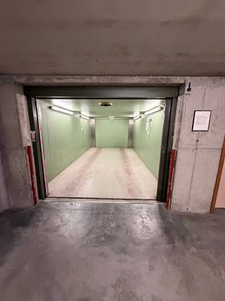 Autostaanplaats vlakbij de zeedijk te Heist. Gelegen in de kelderverdieping -2, bereikbaar via een autolift. De parkeerplaats meet 5,25m bij 2,30m.