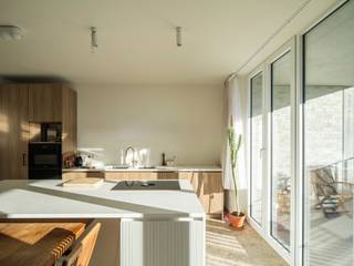 <strong>Luxueus 1-slaapkamerappartement met EPC A-score en zonnig terras aan de Nieuwe Dokken</strong><br /><br /><em>Voor meer informatie of bezoekaanvragen, mail naar info@carloeggermont.be</em><br /><br />Dit <strong>hoogwaardig afgewerkte nieuwbouwappartement</strong> maakt deel uit van een <strong>innovatief cohousingproject</strong> aan de <strong>Nieuwe Dokken</strong>, op <strong>wandelafstand van het centrum van Gent</strong> en met <strong>zicht op het water</strong> en het levendige Dok Noord.<br /><br />Het appartement is gelegen op de<strong> tweede verdieping</strong> en beschikt over een <strong>lichtrijke leefruimte met een high-end keuken met keukeneiland voorzien van al het hedendaags comfort</strong>. De <strong>slaapkamer sluit aan op een luxueuze badkamer</strong> met <strong>inloopdouche</strong>. Het ruime, <strong>zonnige terras</strong> biedt een <strong>open zicht op park, stad en water.</strong><br /><br />Het c<strong>ohousingconcept combineert comfortabel privéwonen</strong> met een uitgebreid <strong>aanbod aan gedeelde faciliteiten</strong>, waaronder een <strong>gemeenschappelijke leefruimte</strong> met volledig <strong>uitgeruste keuken</strong>, <strong>coworkingruimte</strong>, <strong>atelier</strong>, <strong>wasplaats</strong>, <strong>fietsenstalling</strong>, <strong>extra bergruimte</strong> en een indrukwekkende <strong>daktuin van ca. 400 m²</strong>. Deze voorzieningen creëren een <strong>sterke gemeenschapsbeleving</strong>, met <strong>behoud van privacy en rust.</strong><br /><br />Daarnaast is het appartement <strong>aangesloten op een warmtenet</strong> en scoort het uitzonderlijk op vlak van <strong>energiezuinigheid</strong> met een<strong> EPC A – 32 kWh/m²/jaar</strong>.<br /><br /><strong>Een uniek en toekomstgericht woonaanbod op een absolute toplocatie in Gent.</strong><br /><br /><em>Voor meer info of bezoekaanvragen, mail naar info@carloeggermont.be<br />VERKOOP ONDER REGISTRATIERECHTEN</em>