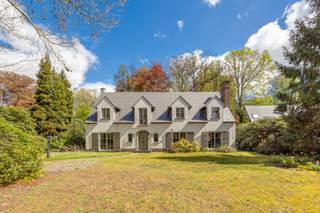 Op zoek naar ruimte, veelzijdigheid én een centrale ligging? Deze charmante villa in Schoten combineert comfortabel wonen met tal van mogelijkheden voor een zelfstandige activiteit of hobby.<br /><br />Bij het betreden van de woning wordt u verwelkomd in een ruime inkomhal die leidt naar de lichtrijke leefruimte, waar grote raampartijen een prachtig zicht bieden op de groene tuin. Aansluitend bevindt zich de functionele keuken, met directe toegang tot de kelder — ideaal voor extra opslag.<br /><br />Een absolute troef is de aparte bureauruimte met eigen inkomhal en gastentoilet, perfect ingericht voor een vrij beroep of praktijk aan huis, zonder in te boeten aan privacy.<br /><br />Op de verdieping zorgen vier volwaardige slaapkamers en twee badkamers voor optimaal comfort voor het hele gezin. De royale trappenhal vormt hier een echte eyecatcher en creëert een uitzonderlijk gevoel van ruimte en licht. Daarnaast beschikt de woning over een praktische bergzolder, bereikbaar via een zoldertrap.<br /><br />De fraai aangelegde tuin vormt een oase van rust en groen, met als extra troef een ruime dubbele garage. Deze biedt tal van mogelijkheden: van klassieke garage tot werkplaats of bijkomende praktijkruimte.<br /><br />Kortom: een veelzijdige villa met uitzonderlijk potentieel, ideaal gelegen in het hart van Schoten.