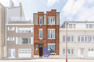 <p>Op een uitzonderlijke locatie langs de Spuikom in Oostende bevindt zich deze ruime en statige woning boordevol charme, ruimte en potentieel.<br /><br />Hier geniet u elke dag van een prachtig, open uitzicht over het water, terwijl alle voorzieningen, winkels, scholen en belangrijke invalswegen zich binnen handbereik bevinden.<br /><br />Bij het betreden van de woning komt u terecht in een verzorgde inkomhal met gastentoilet. De lichtrijke leefruimte vormt zonder twijfel het hart van de woning en biedt dankzij de grote raampartijen een magnifiek panoramisch zicht op de Spuikom. Aansluitend bevindt zich de goed onderhouden keuken, volledig uitgerust met alle nodige toestellen en praktisch ingericht voor dagelijks comfort.<br /><br />Achteraan nodigt de aangename tuin uit om in alle rust te genieten. Het fraai aangelegde terras in blauwe hardsteen vormt de ideale plek om te ontspannen of gasten te ontvangen. Daarnaast beschikt de woning over een degelijk en ruim tuinhuis dat extra bergruimte biedt.<br /><br />Op de eerste verdieping bevinden zich een royale master bedroom, een tweede volwaardige slaapkamer en een verzorgde badkamer die reeds werd vernieuwd met een stijlvolle inloopdouche. De tweede verdieping biedt nog tal van mogelijkheden met een derde slaapkamer, een vierde kamer die perfect kan dienen als bureau of hobbyruimte en een extra kamer die ideaal is als dressing of berging.<br /><br />Ook technisch scoort deze woning uitstekend. De elektrische installatie is conform de huidige normen en dankzij de aanwezige regenwaterput geniet u van een extra duurzame troef.<br /><br />Bent u op zoek naar een ruime gezinswoning met karakter, een unieke ligging aan het water en een zee aan mogelijkheden? Dan is deze charmante woning aan de Spuikom absoluut een bezoek waard.</p>