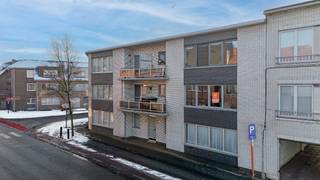 Zeer aangenaam appartement op de 1ste verdieping, met lichtrijke living en open, volledig geïnstalleerde Dovy-keuken, voorzien van...