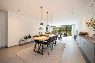 Maison d'architecture moderne dans une rue sans issue * Rez-de-chaussée : hall d'entrée avec toilettes invités, grand séjour lumineux avec cuisine...