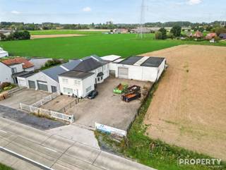 Cette impressionnante maison située à Hulste offre un excellent mélange d'espace, de fonctionnalité et de confort moderne. La propriété dispose d’une surface habitable de 276 m² et comprend cinq chambres spacieuses, idéales pour les familles ou pour ceux qui recherchent davantage d’espace. Avec un terrain d’une superficie de pas moins de 1 693 m², vous bénéficiez d’un vaste espace extérieur et de nombreuses possibilités d’agrandissement ou d’aménagement personnalisé.La maison dispose d’une salle de bains et d’une cuisine moderne entièrement équipée avec tous les appareils nécessaires. Les pièces à vivre, ouvertes et lumineuses, sont dotées de grandes baies vitrées qui laissent entrer agréablement la lumière du jour et offrent une vue sur le paysage environnant. L'aménagement élégant et contemporain des pièces à vivre illustre tout le potentiel de cette propriété.Le garage fermé, doté d'équipements modernes et d'un espace dédié aux travaux, constitue un atout particulier. Les locaux professionnels et les espaces de stockage associés offrent des possibilités supplémentaires aux entrepreneurs ou aux amateurs de loisirs.Son emplacement à Hulste, dans un cadre calme et verdoyant, rend cette propriété attrayante pour ceux qui apprécient l’intimité et l’espace. Le terrain dispose d’une surface pavée suffisante pour le stationnement et les manœuvres.Cette propriété constitue un investissement de base solide présentant un potentiel considérable et offre tout l’espace nécessaire pour mener une vie moderne et confortable à la campagne.