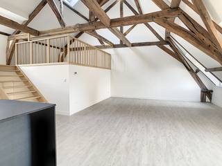 Dit prachtige duplexappartement bevindt zich in het bruisende hart van Gent en combineert ruimte, licht en optimaal wooncomfort. De woning beschikt over twee slaapkamers en een zonnig terras waar je heerlijk kan ontspannen na een drukke dag in de stad.<br />De ruime leefruimte biedt dankzij de grote ramen een aangename, open sfeer. De moderne keuken sluit hier naadloos op aan en is uitgerust met alle nodige voorzieningen. De verdieping zorgt voor een duidelijke scheiding tussen wonen en slapen, wat het appartement bijzonder praktisch maakt.<br /><br />De ligging is een absolute troef: op wandelafstand van winkels, restaurants, cultuurhuizen en openbaar vervoer. Of je nu houdt van een gezellige avond uit, een ontspannen wandeling langs de Graslei of een bezoek aan één van de vele musea, alles ligt binnen handbereik.<br /><br />Dit duplexappartement is ideaal voor wie wil genieten van comfortabel wonen op een toplocatie in het centrum van Gent.<br /><br />Indeling: inkomhal - slaapkamer 1 - toilet - slaapkamer 2 - badkamer - woonkamer - keuken - bovenverdieping - berging - terras<br /><br />De gemeenschappelijke kosten, onder de vorm van een forfait, bedragen €70,00/maand en dienen voor het onderhoud van de gemeenschappelijke delen.<br /><br />Het appartement is onmiddellijk beschikbaar!