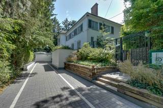 EXCLUSIEVE VILLA IN DOODLOPENDE STRAATDeze energiezuinige en statige villa treffen we aan op het einde van een doodlopende straat in een residentiële...