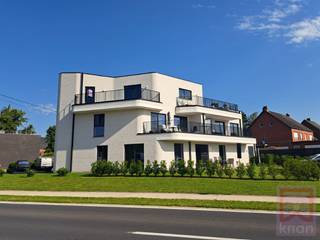 Dakappartement voorzien van de nieuwste technieken. Rustig doch centraal gelegen tussen Herselt en Westerlo. Bestaande uit: inkomhal, ruime berging, volledig ingerichte keuken, lichtrijke woonkamer, toilet, badkamer, 3 slaapkamers, berging, prachtig terras. warmtepompboiler, vloerverwarming, airco, zonnepanelen. Gemeenschappelijke fietsenberging. Beschikbaar vanaf oktober 2026. EPC 17kWh/m²j. Label A.