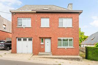 <p>Ruime woning met garage, tuin en tal van mogelijkheden aan de Valkenberg in Brakel.</p><p>Op een gegeerde locatie in Brakel, aan de bekende Valkenberg, bevindt zich deze ruime woning met tal van mogelijkheden. Dankzij de royale volumes, de veelzijdige indeling en de aangename tuin biedt deze eigendom een uitstekende basis voor wie op zoek is naar een ruime gezinswoning die volledig naar eigen smaak kan worden afgewerkt.</p><p>Bij het binnenkomen wordt u verwelkomd in de inkomhal. Rechts bevindt zich een ruime, veelzijdige kamer die tal van mogelijkheden biedt. Ze leent zich perfect als praktijk- of kantoorruimte voor een zelfstandige activiteit, maar kan evengoed worden ingericht als een comfortabele bureauruimte voor wie regelmatig van thuis uit werkt.</p><p>Achteraan bevinden zich de lichtrijke leefruimte en de ruime keuken, beide met een aangenaam zicht op de tuin. Verder beschikt het gelijkvloers over een praktische bijkeuken, een afzonderlijk toilet en een inpandige garage.</p><p>Via de tuin bereikt u bovendien een voormalige duiventil. Dankzij de aanwezige water- en elektriciteitsaansluitingen kan deze ruimte perfect worden ingericht als hobbyruimte, atelier, werkplaats of extra bergruimte.</p><p>Op de eerste verdieping bevinden zich vier ruime slaapkamers en een badkamer met toilet. Daarnaast beschikt de woning over een ruime zolder, die tal van extra mogelijkheden biedt en kan worden ingericht volgens uw eigen wensen.</p><p>Met haar ruime indeling, veelzijdige mogelijkheden en aantrekkelijke ligging aan de iconische Valkenberg is deze woning een uitstekende kans voor gezinnen, thuiswerkers en zelfstandigen die op zoek zijn naar een eigendom met toekomstpotentieel.</p><p>Troeven:<br />- Topligging<br />- Stevige constructie met betonnen verdiepingsvloeren<br />- Veel potentieel: grote ruimtes, vier slaapkamers, ruime zolder<br />- Mogelijkheid tot praktijk, thuiswerkplek of zelfstandige activiteit</p><p>Contacteer Femke via femke@immobeguin.be voor meer informatie of een bezoek.</p>