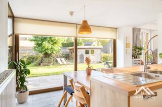 Deze mooie landelijke woning vinden we terug in een rustige groene woonwijk, op de rand van Temse. Via de ruime inkomhal (met gastentoilet en plaats voor een vestiaire) komen we tot in heel aangename leefruimte. Daar zorgen de raampartijen voor een mooie combinatie van veel lichtinval en geborgenheid. De half open leefkeuken is heel ruim bemeten, en voorzien van veel opbergmogelijkheden. De gevelbrede raampartij zorgt er hier voor dat het terras en de tuin in zijn geheel visueel zijn verbonden met de keuken, wat voor een heel open gevoel zorgt. Net naast de keuken komen we in de garage met afgesloten wasruimte/bergplaats, en langs deze weg kunnen we ook naar het terras. Op de eerste verdieping is er rond de grote overloop voorzien in vier mooie ruime slaapkamers, een apart toilet en een parel van een badkamer met zowel ligbad als inloopdouche. Hierbovenop is er een ruime bergzolder aanwezig, met indien gewenst zelfs plaats voor bijvoorbeeld een bureel. De woning is volledig omgeven door een mooie volledig zuidelijk gerichte tuin. Bezoekdag zaterdag: 24/10. Inschrijven via mail naar stefan@immo-home.be, geen telefonische inschrijvingen! Volg ons op Fb en Insta. Voor meer info: www.immo-home.be. GRATIS SCHATTING & GRATIS FINANCIEEL ADVIES