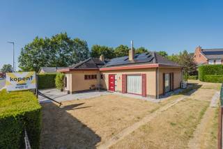 **De prijs is een vanaf-prijs. ** Deze charmante bungalow is gelegen op 720m2 in de gegeerde groene Wijnberg wijk. Een plek waar jarenlang met plezier werd gewoond en waar een gezin met 3 kinderen ruimte vond om te groeien. Het perceel is aan de voorzijde afgesloten met een elektrische poort. <br /><br />De woning beschikt ook over een garage/opslag, carport, fietsberging en houtopslag & een 2de terras. De oorsponkelijk inpandige garage werd opgevormd tot een extra kamer (bureauruimte) en bergruimte.<br /><br />Via de inkomhal bereiken we het gastentoilet en de gezellige leefruimte met houtkachel, waar vele familiemomenten plaatsvonden. Aansluitend is er de afsluitbare veranda, een extra leefruimte om te genieten van de 1ste en laatste zon. De volledig uitgeruste keuken beschikt over een achterdeur met dierenluik.<br /><br />De nachthal, waar ook de technische voorzieningen zijn, geeft toegang tot 2 slaapkamers (één ruime en 1 kleinere), bureauruimte, de badkamer met bad, lavabo, toilet & een bijkomende berging.<br /><br />De aangelegd tuin is een speelomgeving voor kinderen en plek voor familie & vrienden. De zonnepanelen (4940 Wp) zorgen mede voor de opslag van de thuisbatterij (5 kWh).<br /><br />Nu alle kinderen uit huis zijn is het tijd voor een nieuw hoofdstuk. <br /><br /><br />Waarom net dit aanbod overwegen?<br /><br />-> zeer aangename grote tuin<br />-> rustige groene wijk<br />-> afgesloten perceel<br />-> nabij centrum<br />-> garage & carport<br /><br />Interesse, bel 0471 69 44 30<br />Attesten & documenten: www.nestr.be