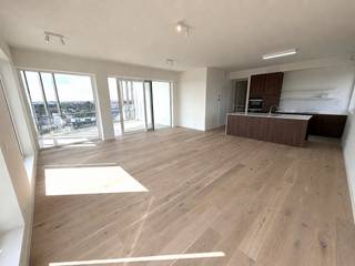 <p>Ontdek dit uitzonderlijk ruime nieuwbouwappartement van maar liefst 122 m² (exclusief terras!) op de tiende verdieping, waar comfort, klasse en een adembenemend vergezicht over de stad samenkomen. ✨<br /> </p>

<p>Vanaf het moment dat u binnenstapt, valt de overvloed aan ruimte en natuurlijk licht meteen op. De lichtrijke leefruimte vloeit naadloos over naar het royale terras, ideaal om de skyline van Roeselare bij zonsondergang te bewonderen. &amp;#127749; De moderne keuken en eigentijdse badkamer zijn afgewerkt met oog voor detail, terwijl twee comfortabele slaapkamers rust en privacy bieden.<br />Zonnescreens in de leefruimte zorgen er mee voor dat de temperatuur onder controle blijft bij warm weer.<br /> </p>

<p>Als nieuwbouw uit 2025 staat dit appartement garant voor energiezuinig en duurzaam wonen: EPC-label A, conforme elektriciteit, een performant ventilatiesysteem en verwarming via het warmtenet. &amp;#127807; Bovendien onmiddellijk beschikbaar.<br /> </p>

<p>Een eigen staanplaats (60 EUR) en een afzonderlijke, afgesloten berging (40 EUR) op niveau -1 zijn verplicht bij te huren. Een tweede staanplaats en bijkomende berging zijn bespreekbaar. &amp;#128663;<br /> </p>

<p>Centraal gelegen in het hart van Roeselare, op wandelafstand van scholen, het stadspark, openbaar vervoer en het treinstation — alles binnen handbereik, in een gegeerde residentie.<br /> </p>

<p>Een zeldzame combinatie van ruimte, comfort en uitzicht.<br /><br /><br />Registreer vandaag nog uw kandidatuur via onderstaande link, daarna kan u uitgenodigd worden voor een bezoek.<br />https://mijnhuurprofiel.be/property/9a84fff2-ec30-4189-b80a-fdca49d75412</p>