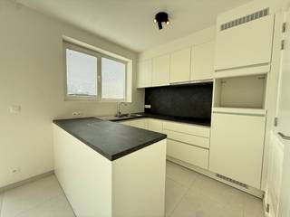 Deze energiezuinige nieuwbouwwoning maakt deel uit van woonproject ’t Park, een groene kindvriendelijke verkaveling vlakbij het station van Tielt. Hier heb je een ideale balans tussen rust, natuur en een vlotte bereikbaarheid.<br /><br />Indeling van het pand: <br />Inkomhal met gastentoilet en toegang tot de leefruimte, open keuken met berging, ruime tuin met terras, nachthal, drie slaapkamers, badkamer, toilet, afgewerkte zolder met vaste trap. <br /><br />Verder beschikt de woning over een carport en een ruim tuinhuis.<br />De woning is onmiddellijk beschikbaar en volledig instapklaar (geschilderd, gordijnen, verlichting,...). <br /><br />’t Park is een rustige, kindvriendelijke omgeving met veel groen, terwijl het station op wandelafstand ligt en woon-werkverkeer eenvoudig maakt.<br /><br />Interesse? Contacteer ons voor uw persoonlijk bezoek!