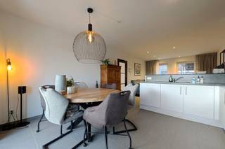 <p><span>De woning is beschikbaar vanaf 01/2027.</span><span> <br /><br />Deze recente woning ligt aan de Kiezelweg in Veldwezelt (Lanaken). Door de centrale ligging heeft de woning een zeer goede bereikbaarheid met zowel Maastricht (NL) als Lanaken centrum en Bilzen-Hoeselt. Scholen, supermarkten en voorzieningen voor openbaar vervoer bevinden zich in de nabije omgeving. <br /><br />De woning dateert van 2017 en is up-to-date qua technieken. Zo is er vloerverwarming op de gelijkvloerse verdieping en de badkamer, en beschikt de woning over 9 zonnepanelen (1925 Wp). Daarbij hebben de eigenaars in 2024 airco's geplaatst in de woon- en slaapkamer. Verder heeft de woning een bruikbare vloeroppervlakte van 143,41m² met drie slaapkamers. Tot slot is de woning voorzien van veel bergruimtes. Zo is er een ruime zolder en een kelderberging met aansluitend een garage aanwezig. </span><span><br /><br />Pluspunten van de woning:</span></p><p><span>- Goede bereikbaarheid met Maastricht (NL), Lanaken centrum en Bilzen-Hoeselt;</span></p><p><span>- scholen, supermarkten en bushaltes in nabije omgeving; </span></p><p><span>- energiezuinig (EPC label B): o.a. vloerverwarming, zonnepanelen en airco's aanwezig; </span></p><p><span>- bruikbare vloeroppervlakte van 143,41m²;</span></p><p><span>- de woning beschikt over drie ruime slaapkamers; </span></p><p><span>- terras op het zuiden georiënteerd; </span></p><p><span>- aanwezigheid zolder, ruime berging en garage + parking voor gasten; </span></p><p><span>- waterontharder;</span></p><p><span>- elektriciteit conform; </span></p><p><span>- lage gemeenschappelijke kosten: € 85. <br /><br />Wilt u de woning bezoeken of wenst u meer informatie te ontvangen? Neem dan gerust contact op via Mike@jemar.be of 0487 96 38 96.</span></p>