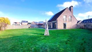 <br />Deze alleenstaande, energiezuinige villawoning geniet van een uiterst rustige ligging in de Vuurtorenwijk te Oostende,<br />in een residentiële buurt op wandelafstand van zee, strand en Oosteroever.<br /><br />Het ruime perceel van 834 m² biedt een bewoonbare oppervlakte van maar liefst 346 m².<br /><br />Bij aankomst beschikt u over een oprit voor twee wagens, voorzien van veiligheidspalen.<br />Via de inkomhal met gastentoilet betreedt u de woning.<br /><br />De gezellige, lichtrijke woonkamer met moderne schouw en haard vormt het hart van het huis.<br />Aansluitend vindt u een aparte, volledig ingerichte keuken met ruime eetplaats en praktische koele berging.<br /><br />Verder is er een wasplaats met bijkeuken en een garage met automatische poort (desgewenst opnieuw om te vormen tot één grote garage).<br /><br />Op de verdieping is er een royale nachthal, drie ruime slaapkamers, een apart toilet en een handige berging.<br /><br />De badkamer is uitgerust met een ligbad, douchecabine en dubbele wastafel.<br /><br />De zolder biedt extra bergruimte en is ideaal voor opslag.<br /><br />De woning is volledig onderkelderd, wat een enorme surplus aan mogelijkheden creëert: mancave, hobbyruimte, speelkamer… u kiest zelf!<br /><br />Rondom de woning ligt een verzorgde tuin, volledig omheind met panelen en een poortje.<br /><br />Aan de keuken bevindt zich een zuidwestgericht terras, perfect om te genieten van de avondzon. In de tuin zijn bovendien een tuinhuis en een klein zwembad aanwezig.<br /><br />Verder beschikt de woning over 22 zonnepanelen (EPC 166 – label B),<br />centrale verwarming op aardgas en triple beglazing.<br />De woning is asbestvrij.<br /><br />Bezoeken mogelijk na afspraak met kantoor.