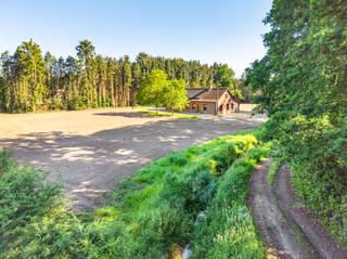 Gelegen op een idyllische locatie in Herselt, op een steenworp van het centrum van Westerlo en de uitgestrekte Merodebossen, biedt deze eigendom een unieke combinatie van rust, natuur en bereikbaarheid. Omringd door landbouwgronden, bossen en een prachtig eeuwenoud eikenbos geniet u hier van volledige privacy en een uitzonderlijke woonomgeving.<br /><br />De woning beschikt op het gelijkvloers over een living, keuken, badkamer en een ruime slaapkamer. Op de verdieping bevinden zich nog twee extra slaapkamers. Verder is er een praktische kelder aanwezig.<br /><br />Bijkomend is er een ruim bijgebouw met dubbele garage en een volwaardige bovenverdieping, ideaal als opslagruimte, atelier, werkplaats of hobbyruimte. Voor dit bijgebouw werd geen vergunning verkregen.<br /><br />De eigendom bestaat uit vijf afzonderlijke percelen, waarvan drie percelen landbouwgrond. Met een totale oppervlakte van meer dan 2 hectare is deze eigendom uitermate geschikt voor paardenliefhebbers of voor wie droomt van wonen midden in de natuur met alle ruimte rondom zich.<br /><br />Met de juiste visie kan hier een werkelijk prachtig project worden gerealiseerd. De uitzonderlijke ligging, de uitgestrekte gronden en de unieke natuurlijke omgeving vormen de perfecte basis voor een droomwoning op een locatie die zelden op de markt komt.<br /><br />Troeven:<br /><br />- Unieke ligging nabij het centrum van Westerlo en de Merodebossen<br />- Meer dan 2 hectare eigendom<br />- Airco-systeem aanwezig<br />- Drie percelen landbouwgrond<br />- Eeuwenoud eikenbos naast de woning<br />- Ideaal voor paarden aan huis<br />- Bijgebouw met dubbele garage en bovenverdieping<br />- Woning volledig opgenomen in het vergunningsregister<br /><br />Ondanks de uiterst rustige ligging geniet u van een uitstekende bereikbaarheid. Het centrum van Westerlo bevindt zich op slechts 2 km afstand en de autosnelweg richting Antwerpen en Hasselt bereikt u in ongeveer 10 minuten.<br /><br />Een uitzonderlijke eigendom voor wie houdt van rust, ruimte en het buitenleven, zonder in te boeten aan comfort en bereikbaarheid.<br /><br />Bel ons op 014/95.37.50 of mail naar secretariaat@degroot-celen.be voor meer informatie of een bezoek ter plaatse.<br /><br />Agrarisch gebied – Vergunning verleend – Geen verkavelingsvergunning – Geen dagvaarding – Geen voorkooprecht