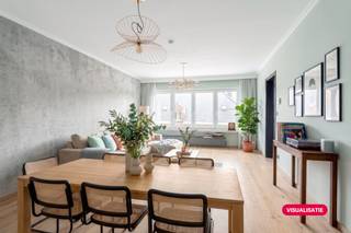 Bent u op zoek naar een instapklaar duplexappartement in Geel dat garant staat voor ruimte (ca. 152 m²), licht en uitstekende bereikbaarheid? Ontdek dan dit lichtrijke appartement met twee slaapkamers en een privatieve garagebox, ideaal voor wie comfortabel en centraal wil wonen met alle voorzieningen binnen handbereik.Bij het binnenkomen wordt u meteen verwelkomd door een lichtrijke leefruimte en een aangename indeling. De moderne keuken sluit hierop aan. Achteraan het appartement bevinden zich 2 slaapkamers, aparte badkamer en een ruime berging. De bovenverdieping beschikt over een tweede ruime woonkamer, die ook kan dienen als hobbykamer of ruime bureauruimte. Daarnaast beschikt het appartement over een ruim terras met een open zicht. Bereikbaarheid van de woning: - Openbaar vervoer: 200 meter - Oprit E313: 10 km - Centrum Geel: 1,6 km- Kasterlee: 7,4 km- Station Geel: 900 m- Winkel: 800 mTroeven van de woning: - Asbestvrij - Ruime woning - Conforme elektriciteit - Instapklaar Kortom, dit duplexappartement biedt het complete pakket van comfort, ruimte en een toplocatie in Geel. Deze AI-visualisaties zijn bedoeld als inspiratie. Er werd geen rekening gehouden met technische specificaties, stedenbouwkundige voorschriften of de concrete mogelijkheden tot realisatie.Bestuursmaatregelen in het maatregelenregister: nee