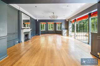 <p><span>Square Estate vous présente le prestigieux Domaine Terassel, une propriété d'exception située à Meise, offrant un potentiel unique pour le développement d'un projet événementiel, hôtelier, professionnel ou résidentiel de prestige.</span></p><p><span>Érigé au coeur d'un magnifique domaine boisé de plus de 30 ares, ce remarquable château, repris à l'inventaire du patrimoine historique, bénéficie d'un cadre verdoyant et exclusif, à l'abri des regards.</span></p><p><span>Le château, réparti sur deux niveaux, est entièrement à rénover et développe un potentiel rare. Il se compose actuellement de 9 chambres et offre de nombreuses possibilités d'aménagement selon vos besoins et projets.</span></p><p><span>Les sous-sols accueillent de vastes espaces anciennement dédiés à l'événementiel. Ceux-ci comprennent notamment une cuisine, des sanitaires, un espace douche pour le personnel, plusieurs espaces de stockage ainsi que des frigos et congélateurs professionnels. Ces infrastructures permettent d'envisager de multiples projets liés à l'organisation d'événements ou à une activité professionnelle nécessitant de grands espaces fonctionnels. </span></p><p><span>Autrefois exploité comme salle de réception et de fêtes, le domaine se prête parfaitement à l'organisation de mariages, réceptions, séminaires ou événements privés, tout en offrant de nombreuses perspectives de reconversion.</span></p><p><span>Le Domaine Terassel constitue un véritable témoin du patrimoine local. La demeure fut construite en 1897 par Gilbert Petrus Parmentier, ancien échevin puis bourgmestre de Meise. En 1914, le bâtiment fut incendié par les troupes allemandes lors de la Première Guerre mondiale. Il fut ensuite entièrement reconstruit en 1924, lui conférant l'apparence qu'il présente aujourd'hui.</span></p><p><span>Rare sur le marché, cette propriété représente une opportunité exceptionnelle pour les investisseurs et porteurs de projets à la recherche d'un bien de caractère au fort potentiel de valorisation. Son passé prestigieux, son environnement naturel et ses infrastructures existantes en font un projet hors du commun.</span></p><p><span> </span></p><p><span>Pour plus d'informations ou planifier une visite, veuillez-nous contacter au 02/460.42.01 ou à <span>info@square-estate.be</span></span><span> </span></p>