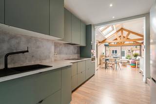 Midden in de dorpskern van Destelbergen wacht deze instapklare woning op haar nieuwe bewoners. Hier woont u met alles op wandel- en fietsafstand: winkels, horecazaken, scholen, recreatiecentra, natuurgebieden, openbaar vervoer... Dankzij de centrale ligging en de vlotte aansluiting op verschillende belangrijke autosnelwegen vormt dit een uitstekend knooppunt.<br /><br />Bij het betreden van de woning komt u terecht in de inkomhal met aansluitend een praktische was-/(opberg)ruimte. De uitgeruste keuken sluit mooi aan op de eetkamer en de gezellige, lichtrijke woonkamer. Van hieruit heeft u toegang tot de onderhoudsvriendelijke koer en de ruime bijbouw met tal van mogelijkheden. Op de eerste verdieping bevinden zich een ruime slaapkamer en een badkamer met ligbad, dubbele wastafel en toilet. De tweede verdieping biedt plaats aan nog twee slaapkamers. Daarnaast beschikt de woning over een droge kelder, ideaal als extra opbergruimte.<br /><br />Het pand onderging een grondige renovatie, waarbij onder meer de keuken en de binnendeuren werden vernieuwd. Dubbele beglazing, centrale verwarming op aardgas, elektrische rolluiken, een geïsoleerd dak, een conforme elektrische installatie en EPC-label B zorgen voor hedendaags en energiezuinig wooncomfort.<br /><br />Heeft deze woning uw interesse gewekt? Neem dan snel contact op met Brent Heirman van Immo Francois Gent door een mailtje te sturen naar brent@immofrancois.be of door te bellen naar 0475 42 24 12.<br /><br />