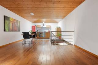 Deze woning biedt tal van mogelijkheden en is ideaal voor wie op zoek is naar ruimte, comfort en functionaliteit. Dankzij de praktische indeling en het grote aantal slaapkamers is deze woning perfect geschikt voor grotere gezinnen of voor wie wonen en werken wil combineren.

U betreedt de woning via de inkomhal, die toegang biedt tot een ruime polyvalente ruimte op het gelijkvloers. Deze ruimte is momenteel ingericht als bureau en fitnessruimte en beschikt bovendien over een eigen badkamer en sauna. Aansluitend bevindt zich de prachtige en onderhoudsvriendelijke stadskoer, waar u in alle rust kan genieten van het buitenleven.

Op de eerste verdieping bevindt zich de lichtrijke en ruime leefruimte met aansluitend een open keuken, die zorgt voor een aangename en open leefomgeving. Op het tussenverdiep bevindt zich de badkamer, die in 2022 volledig werd gerenoveerd en voorzien is van alle hedendaagse comfort.

De twee bovenste verdiepingen bieden telkens plaats aan twee volwaardige slaapkamers, wat zorgt voor maar liefst vier ruime slaapkamers in totaal.

Tot slot beschikt deze woning ook over een inpandige garage.