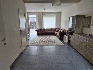 Deze gerenoveerde woning is gelegen in het centrum van Tessenderlo in een rustige straat.<br /><br />Via de inkomhal betreden we de woonkamer met toegang tot de half open keuken. De keuken is uitgerust met een koelkast, vaatwasser, keramische kookplaat en spoelbak.<br />Als we door de de keuken verder naar achter lopen komen we nog een kleine opberghoek tegen waar wasmachine en droogkast kan geïnstalleerd worden, een apart toilet en een badkamer met inloopdouche. <br /><br />Via een trap bereiken we de eerste verdieping waar 2 slaapkamers voorzien zijn. <br /><br />Vanuit de keuken hebben we via de achterdeur toegang tot het terras en tuintje met gras waar het gezellig toeven is. <br />Achteraan in de tuin heb je nog een ruim berghok voor het stallen van fietsen en andere spullen. <br /><br />Troeven <br />- Rustige ligging in het centrum<br />- Stadstuin <br />- Leuk terras. <br /><br />Beschikbaar vanaf 01/8 /2026. <br /><br />Heb je interesse? Vraag uw bezoek aan via onze website https://www.immovl.be/te-huur/list en druk op de knop '<strong>IK WENS EEN BEZOEK'.</strong>